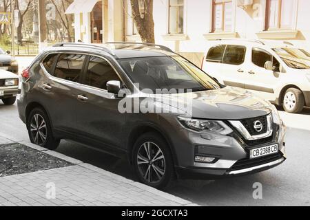 Chernihiv, Ucraina - 31 marzo 2020: Rogue Nissan grigio . SUV parcheggiato in città Foto Stock