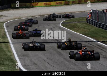 Fernando Alonso (ESP) McLaren MCL32 al via della gara. Gran Premio d'Italia, domenica 3 settembre 2017. Monza Italia. Foto Stock