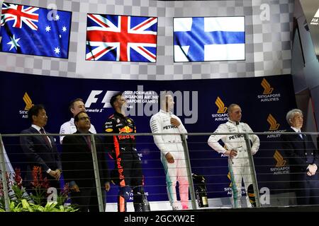 Il podio (da L a R): Daniel Ricciardo (AUS) Red Bull Racing, secondo; Lewis Hamilton (GBR) Mercedes AMG F1, vincitore di gara; Valtteri Bottas (fin) Mercedes AMG F1, terzo. Gran Premio di Singapore, domenica 17 settembre 2017. Circuito Marina Bay Street, Singapore. Foto Stock