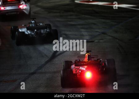 Lewis Hamilton (GBR) Mercedes AMG F1 W08 guida Daniel Ricciardo (AUS) Red Bull Racing RB13 dietro la Safety Car FIA Singapore Grand Prix, domenica 17 settembre 2017. Circuito Marina Bay Street, Singapore. Foto Stock