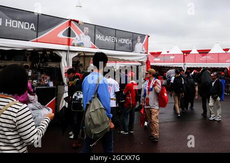 Stand merchandising McLaren. Gran Premio del Giappone, sabato 7 ottobre 2017. Suzuka, Giappone. Foto Stock