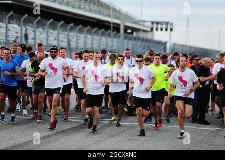 Il Team Renault Sport F1 e gli altri membri del paddock corrono in pista a sostegno della Drive for the Cure. Gran Premio degli Stati Uniti, giovedì 19 ottobre 2017. Circuito delle Americhe, Austin, Texas, USA. Foto Stock