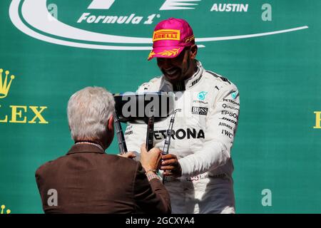 Il vincitore della gara Lewis Hamilton (GBR) Mercedes AMG F1 festeggia sul podio con Bill Clinton (USA) ex presidente degli Stati Uniti. Gran Premio degli Stati Uniti, domenica 22 ottobre 2017. Circuito delle Americhe, Austin, Texas, USA. Foto Stock