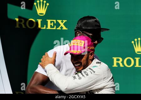 Il vincitore della gara Lewis Hamilton (GBR) Mercedes AMG F1 festeggia sul podio con Usain Bolt (JAM) Athlete. Gran Premio degli Stati Uniti, domenica 22 ottobre 2017. Circuito delle Americhe, Austin, Texas, USA. Foto Stock