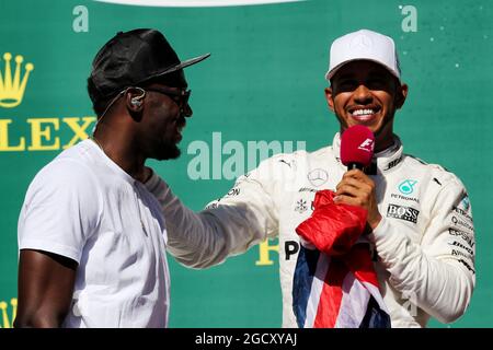 Il podio (da L a R): Usain Bolt (JAM) Athlete e vincitore di gara Lewis Hamilton (GBR) Mercedes AMG F1. Gran Premio degli Stati Uniti, domenica 22 ottobre 2017. Circuito delle Americhe, Austin, Texas, USA. Foto Stock