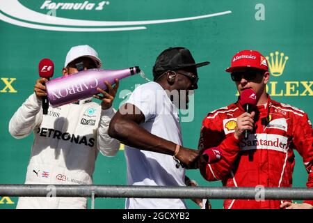 (Da L a R): Vincitore della gara Lewis Hamilton (GBR) Mercedes AMG F1 festeggia sul podio con Usain Bolt (JAM) Athlete e Kimi Raikkonen (fin) Ferrari. Gran Premio degli Stati Uniti, domenica 22 ottobre 2017. Circuito delle Americhe, Austin, Texas, USA. Foto Stock