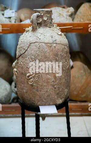 Antico concetto di utensili da cucina: Ricerca archeologica su fonderie di argilla. Anfora di arte ceramica antica di civiltà antiche. Culture in stile classico Foto Stock