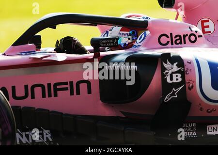 Alfonso Celis Jr (MEX) Sahara Force India F1 VJM10 Development driver con copertura Halo cockpit. Foto Stock