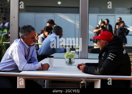 (Da L a R): Chase Carey (USA) Presidente del Gruppo Formula uno con Niki Lauda (AUT) Presidente non esecutivo Mercedes. Gran Premio del Messico, sabato 28 ottobre 2017. Città del Messico, Messico. Foto Stock