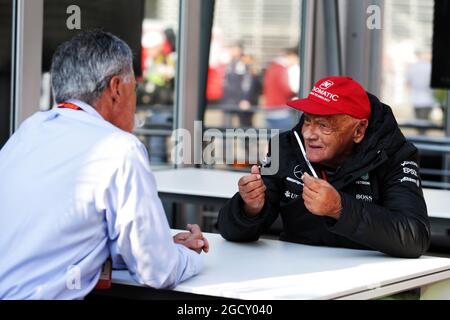 (Da L a R): Chase Carey (USA) Presidente del Gruppo Formula uno con Niki Lauda (AUT) Presidente non esecutivo Mercedes. Gran Premio del Messico, sabato 28 ottobre 2017. Città del Messico, Messico. Foto Stock