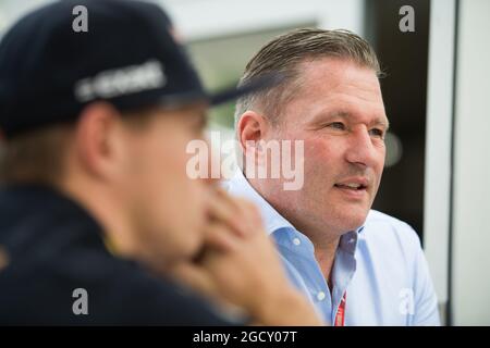 Jos Verstappen (NLD) con suo figlio Max Verstappen (NLD) Red Bull Racing. Gran Premio del Messico, sabato 28 ottobre 2017. Città del Messico, Messico. Foto Stock