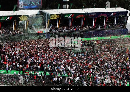 Tifosi sul podio. Gran Premio del Messico, domenica 29 ottobre 2017. Città del Messico, Messico. Foto Stock