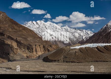 Ghiacciaio in Karakorum montagne Shimshal regione paesaggio secco Foto Stock