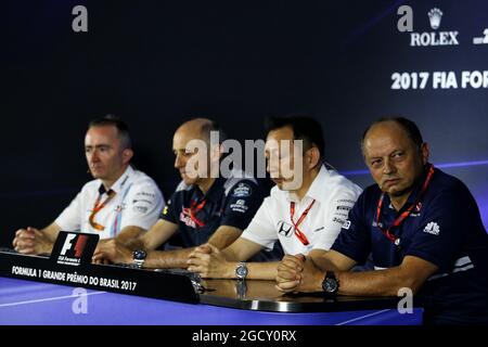 La conferenza stampa della FIA (da L a R): Paddy Lowe (GBR) Williams Chief Technical Officer; Franz Tost (AUT) Scuderia Toro Rosso Team Principal; Yusuke Hasegawa (JPN) responsabile del programma Honda F1; Frederic Vasseur (fra) Sauber F1 Team Principal. Gran Premio del Brasile, venerdì 10 novembre 2017. San Paolo, Brasile. Foto Stock