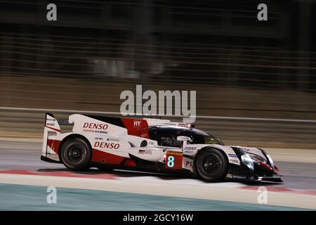 Sebastien Buemi (sui) / Anthony Davidson (GBR) / Kazuki Nakajima (JPN) 08 Toyota Gazoo Racing Toyota TS050 Hybrid. Campionato Mondiale FIA Endurance, turno 9, sabato 18 novembre 2017. Sakhir, Bahrein. Foto Stock