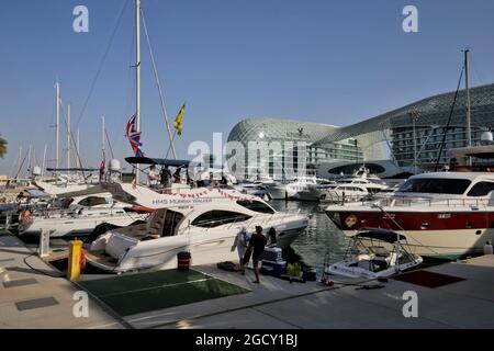 Barche nel porto. Gran Premio di Abu Dhabi, giovedì 23 novembre 2017. Yas Marina Circuit, Abu Dhabi, Emirati Arabi Uniti. Foto Stock