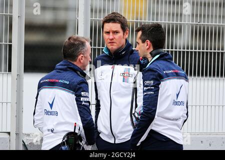 Paddy Lowe (GBR) Williams Chief Technical Officer (sinistra) e Rob Smedley (GBR) Williams Head of Vehicle Performance (Centro). Test di Formula uno, giorno 2, martedì 27 febbraio 2018. Barcellona, Spagna. Foto Stock