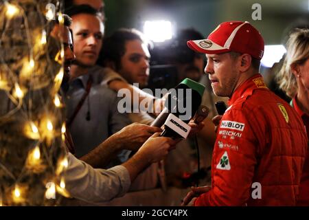 Sebastian Vettel (GER) Ferrari con i media. Gran Premio del Bahrain, sabato 7 aprile 2018. Sakhir, Bahrein. Foto Stock