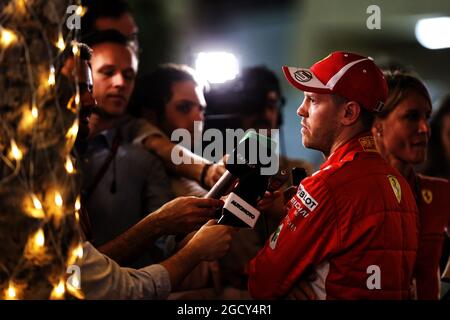 Sebastian Vettel (GER) Ferrari con i media. Gran Premio del Bahrain, sabato 7 aprile 2018. Sakhir, Bahrein. Foto Stock