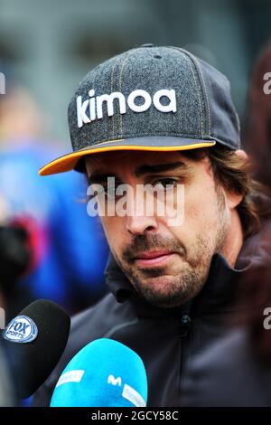 Fernando Alonso (ESP) McLaren con i media. Gran Premio di Cina, sabato 14 aprile 2018. Shanghai, Cina. Foto Stock