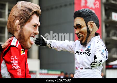 Sebastian Vettel (GER) Ferrari e Lewis Hamilton (GBR) Mercedes AMG F1 caricature. Gran Premio di Cina, sabato 14 aprile 2018. Shanghai, Cina. Foto Stock
