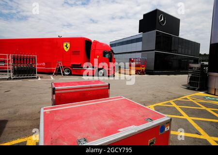 Ferrari si impacchettano nel paddock. Formula uno nelle prove di stagione, giorno 2, mercoledì 16 maggio 2018. Barcellona, Spagna. Foto Stock