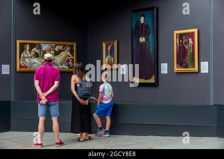 Londra, Regno Unito. 10 agosto 2021. "The Nation’s Favorites", un'esposizione all'aperto di opere replicate fuori dalla National Gallery, viene svelata in Trafalgar Square. In mostra dipinti di Van Gogh, Tiziano, Renoir e altri che il pubblico ha visto online durante gli ultimi 18 mesi della pandemia. La mostra incoraggia i membri del pubblico a vedere le opere reali all'interno della galleria. Credit: Stephen Chung / Alamy Live News Foto Stock