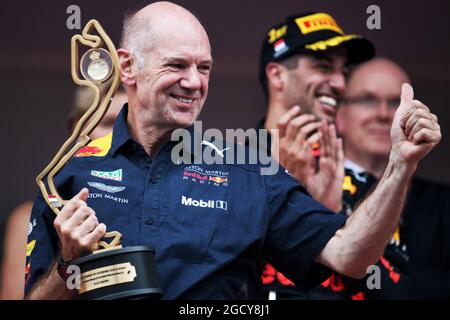 Adrian Newey (GBR) Red Bull Racing Chief Technical Officer festeggia sul podio. Gran Premio di Monaco, domenica 27 maggio 2018. Monte Carlo, Monaco. Foto Stock