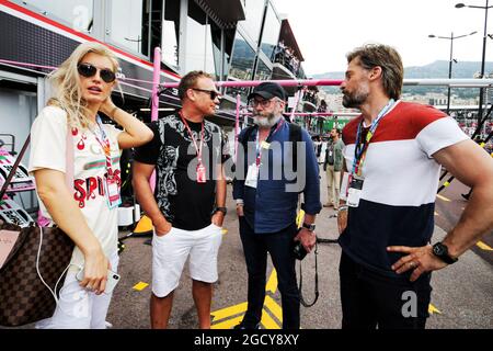 Bertrand Gachot (bel) Hype Energy CEO con Liam Cunningham (IRE) attore e Nikolaj Coster-Waldau (DEN) attore. Gran Premio di Monaco, domenica 27 maggio 2018. Monte Carlo, Monaco. Foto Stock