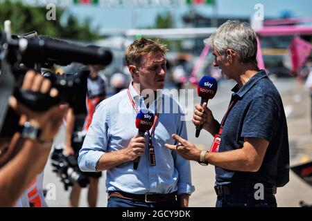 (Da L a R): Simon Lazenby (GBR) Presentazione TV Sky Sports F1 con Damon Hill (GBR) relatore Sky Sports. Gran Premio del Canada, venerdì 8 giugno 2018. Montreal, Canada. Foto Stock