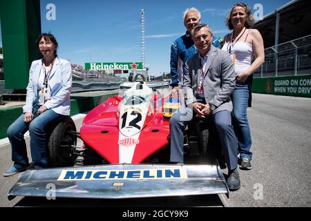 Jacques Villeneuve (CDN) con suo padre Gilles' Ferrari 1978 312 T3, sua madre Joann e Francois Dumontier (CDN) promotore del GP del Canada. Gran Premio del Canada, domenica 10 giugno 2018. Montreal, Canada. Foto Stock