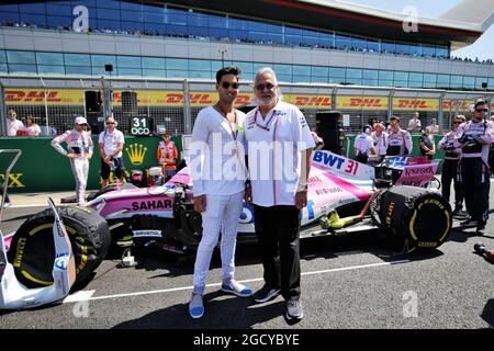 Dr. Vijay Mallya (IND) Sahara Force India F1 Team Proprietario con il figlio Sid Mallya (IND) in griglia. Gran Premio di Gran Bretagna, domenica 8 luglio 2018. Silverstone, Inghilterra. Foto Stock