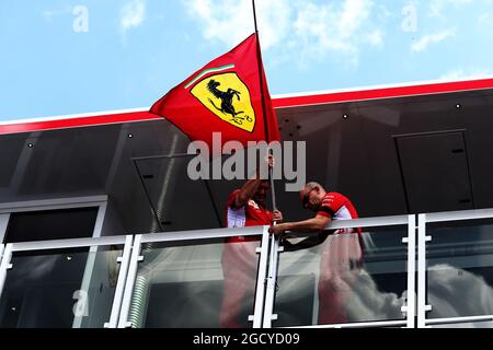 Ferrari vola la bandiera sul loro motorhome a mezzo albero in omaggio al passaggio di Sergio Marchionne. Gran Premio di Ungheria, giovedì 26 luglio 2018. Budapest, Ungheria. Foto Stock