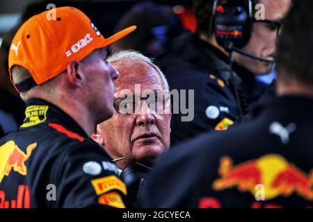 Dr Helmut Marko (AUT) Consulente Red Bull Motorsport con Max Verstappen (NLD) Red Bull Racing. Foto Stock