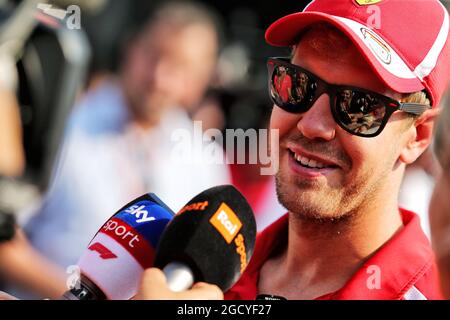 Sebastian Vettel (GER) Ferrari con i media. Gran Premio d'Italia, giovedì 30 agosto 2018. Monza Italia. Foto Stock