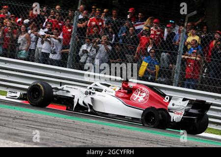 Marcus Ericsson (SWE) Sauber C37 con una foratura al via della gara. Gran Premio d'Italia, domenica 2 settembre 2018. Monza Italia. Foto Stock