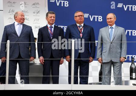 Vladimir Putin (RUS) Presidente della Federazione Russa (destra) sul podio con Dmitry Kozak (RUS) Vice primo Ministro Russo (seconda sinistra). Gran Premio di Russia, domenica 30 settembre 2018. Sochi Autodrom, Sochi, Russia. Foto Stock