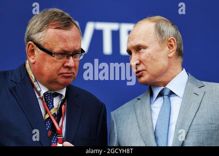Vladimir Putin (RUS) Presidente della Federazione Russa (destra) sul podio. Gran Premio di Russia, domenica 30 settembre 2018. Sochi Autodrom, Sochi, Russia. Foto Stock