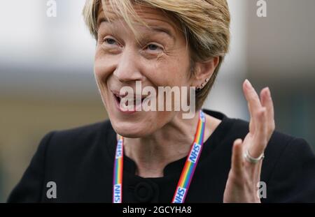 Amanda Pritchard, amministratore delegato della NHS England, durante una visita all'ospedale della Milton Keynes University. Data immagine: Martedì 10 agosto 2021. Foto Stock