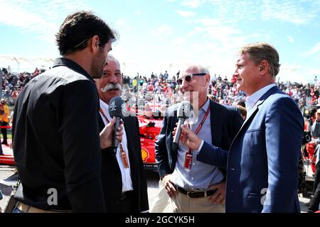 Mark Webber (AUS) Channel 4 Presenter e David Coulthard (GBR) Red Bull Racing e Scuderia Toro Advisor / Channel 4 F1 commentatore con Chase Carey (USA) Presidente del Gruppo Formula uno e Greg Maffei, Chief Executive Officer di Liberty Media Corporation. Gran Premio degli Stati Uniti, domenica 21 ottobre 2018. Circuito delle Americhe, Austin, Texas, USA. Foto Stock