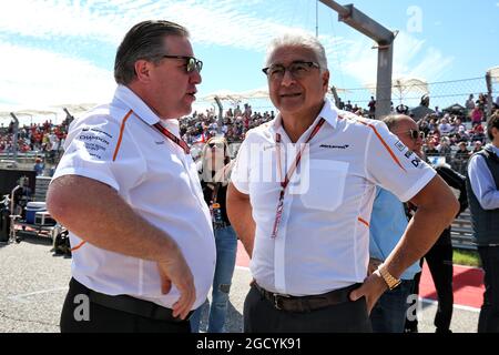 Zak Brown (USA) McLaren Direttore Esecutivo (sinistra) in griglia. Gran Premio degli Stati Uniti, domenica 21 ottobre 2018. Circuito delle Americhe, Austin, Texas, USA. Foto Stock