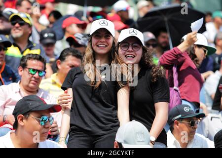 Tifosi nella tribuna. Gran Premio del Messico, venerdì 26 ottobre 2018. Città del Messico, Messico. Foto Stock