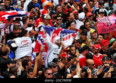 A Lewis Hamilton (GBR) Mercedes AMG F1 tifoso con altri tifosi sul podio. Gran Premio del Brasile, domenica 11 novembre 2018. San Paolo, Brasile. Foto Stock