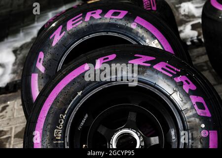 Pneumatici Pirelli. Test di Formula uno, martedì 27 novembre 2018. Yas Marina Circuit, Abu Dhabi, Emirati Arabi Uniti. Foto Stock