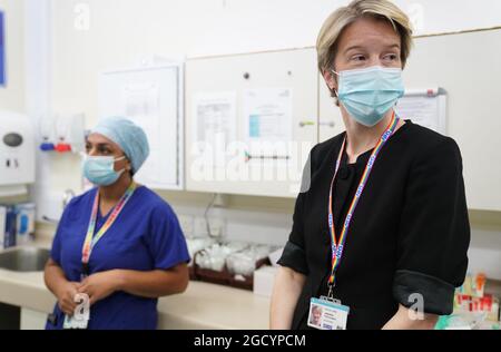 Amanda Pritchard (a destra), amministratore delegato della NHS England, durante una visita all'ospedale della Milton Keynes University. Data immagine: Martedì 10 agosto 2021. Foto Stock