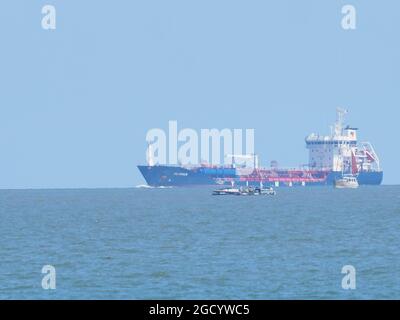 Sheerness, Kent, Regno Unito. 10 agosto 2021. Una squadra di quattro Royal Marine Commandos ha visto passare Sheerness, Kent in una sfida da record per attraversare l'Oceano Atlantico da New York a Londra. Il team "Ocean Revival 2020", che si è stabilito il 31 maggio, sta sottolineando l'importanza di proteggere i nostri oceani, in particolare contro l'aumento dei rifiuti di plastica. Credit: James Bell/Alamy Live News Foto Stock