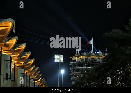 Il paddock di notte. Gran Premio del Bahrain, venerdì 29 marzo 2019. Sakhir, Bahrein. Foto Stock