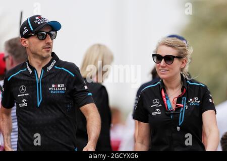 (Da L a R): Robert Kubica (POL) Williams Racing con Sophie ogg (GBR) Williams responsabile della F1 Communications. Gran Premio del Bahrain, domenica 31 marzo 2019. Sakhir, Bahrein. Foto Stock