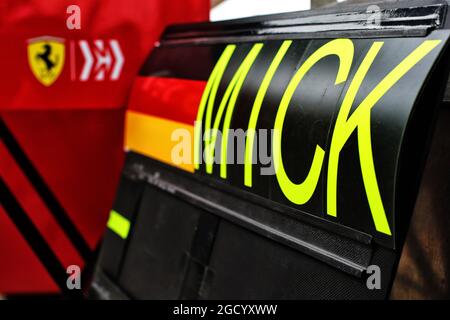 Pit board per il collaudatore Ferrari Mick Schumacher (GER). Test di Formula uno, martedì 2 aprile 2019. Sakhir, Bahrein. Foto Stock