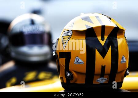 Casco retrò per Nico Hulkenberg (GER) Renault F1 Team e Daniel Ricciardo (AUS) Renault F1 Team per festeggiare il 1000esimo GP di F1. Gran Premio di Cina, giovedì 11 aprile 2019. Shanghai, Cina. Foto Stock